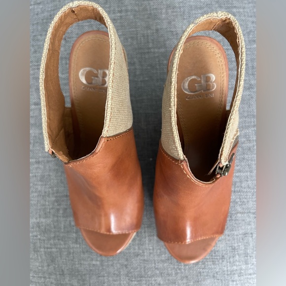 Two toned Gianni Bini wedges - Picture 5 of 8